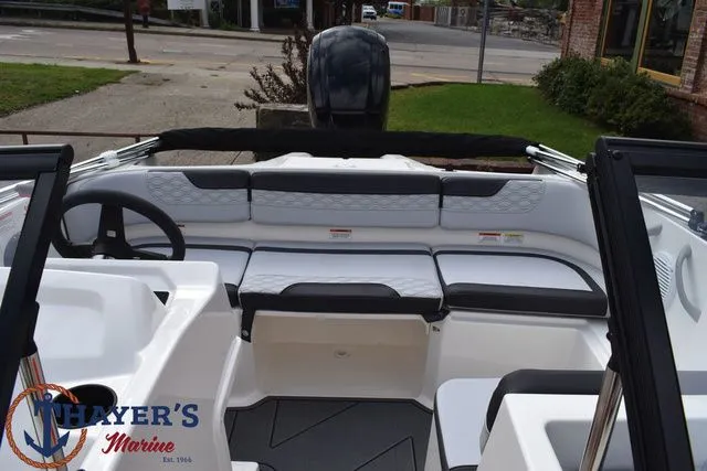 Slide: The Image of Bayliner M17 2025 - 16