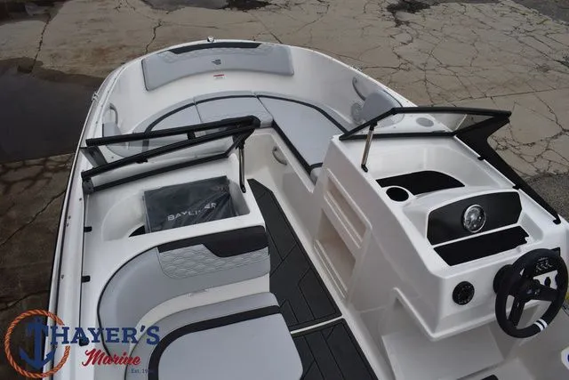 Slide: The Image of Bayliner M17 2025 - 4