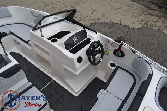 Slide: The Image of Bayliner M17 2025 - 5