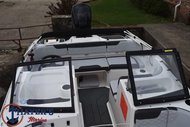 Slide: The Image of Bayliner M17 2025 - 8