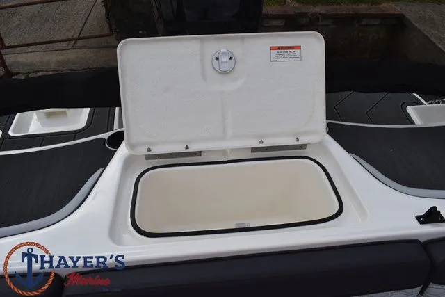 Slide: The Image of Bayliner M17 2025 - 9