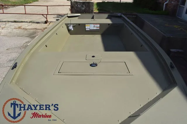 Slide: The Image of Tracker Grizzly 1648 Utility 2026 - 6