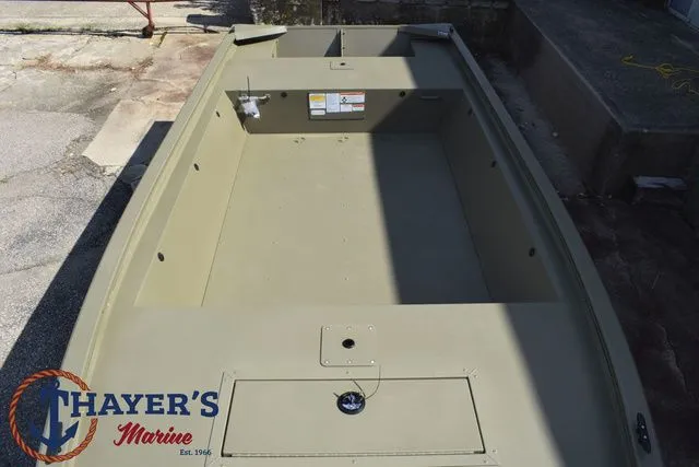 Slide: The Image of Tracker Grizzly 1648 Utility 2026 - 7