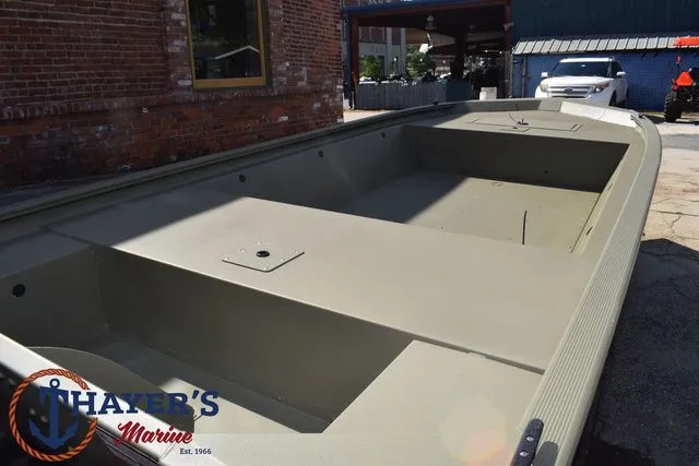 Slide: The Image of Tracker Grizzly 1648 Utility 2026 - 8