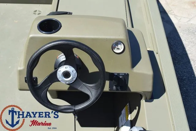 Slide: The Image of Tracker Grizzly 1754 SC 2026 - 18