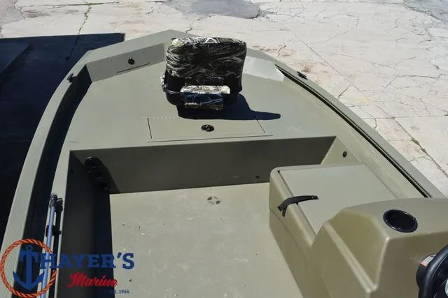 Slide: The Image of Tracker Grizzly 1754 SC 2026 - 20