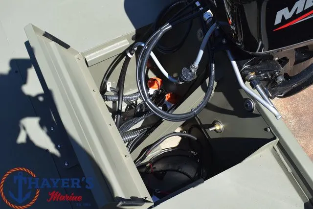 Slide: The Image of Tracker Grizzly 1754 SC 2026 - 26