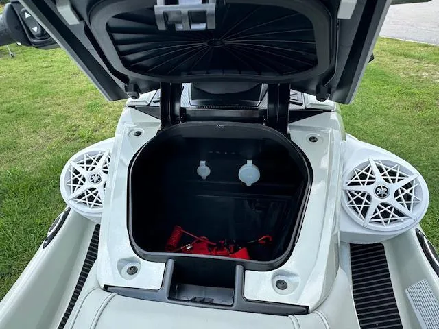 Slide: The Image of Yamaha VX Cruiser HO 2025 - 9