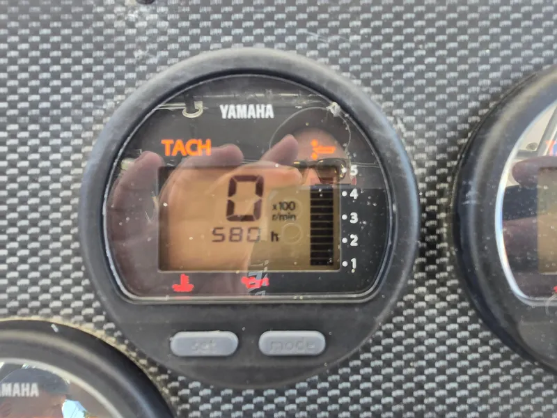 Slide: The Image of Yamaha tachometer displaying 580 hours on a 2003 Grady-White Marlin 300 boat. - 9