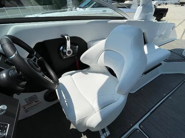 Slide: The Image of Four Winns H6 OB LAST ONE 2025 - 13