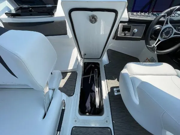 Slide: The Image of Four Winns H6 OB LAST ONE 2025 - 30