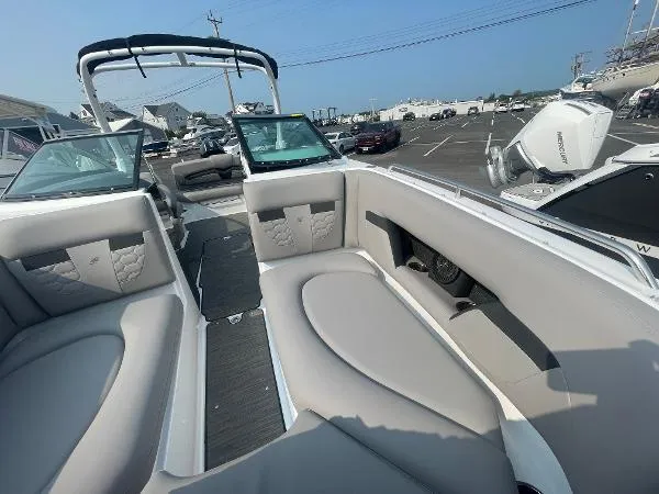 Slide: The Image of Four Winns HD8 OB LAST ONE 2025 - 13