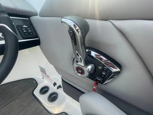 Slide: The Image of Four Winns HD8 OB LAST ONE 2025 - 21