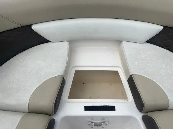 Slide: The Image of Regal 2700 Bowrider 2014 - 7