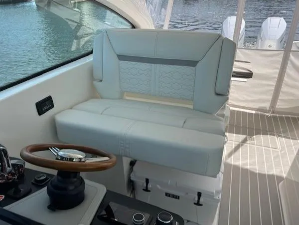 Slide: The Image of Tiara 34lx 2025 - 26