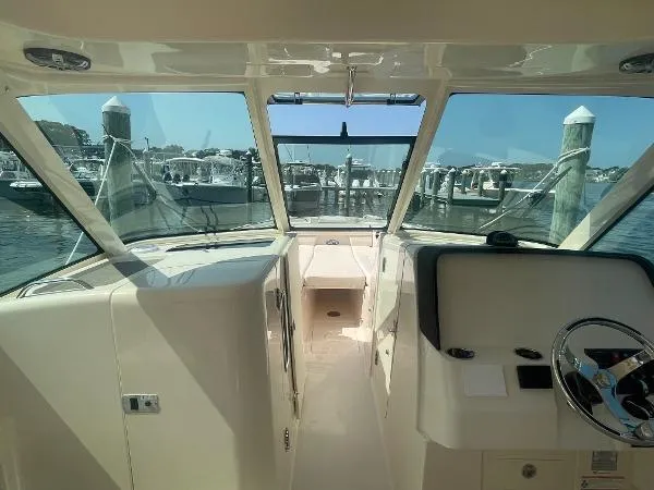 Slide: The Image of Grady-White 325 Freedom 2025 - 20