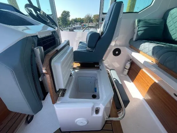 Slide: The Image of Axopar 28 CABIN 2024 - 22