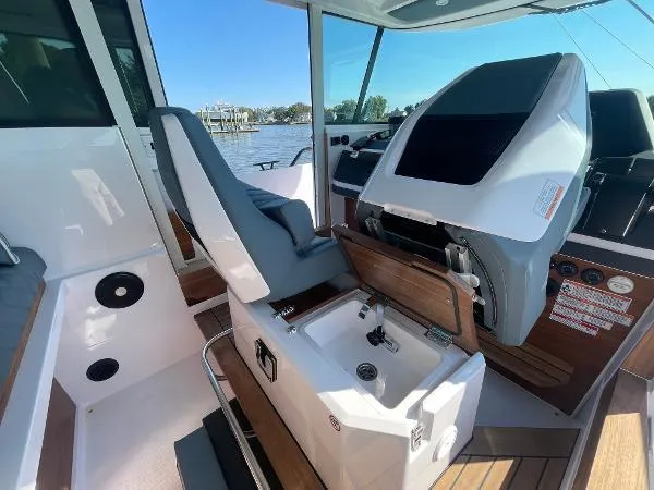 Slide: The Image of Axopar 28 CABIN 2024 - 23