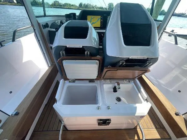 Slide: The Image of Axopar 28 CABIN 2024 - 25