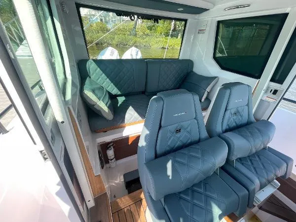 Slide: The Image of Axopar 28 CABIN 2024 - 30