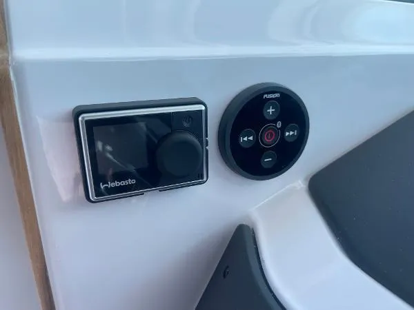 Slide: The Image of Axopar 28 CABIN 2024 - 32