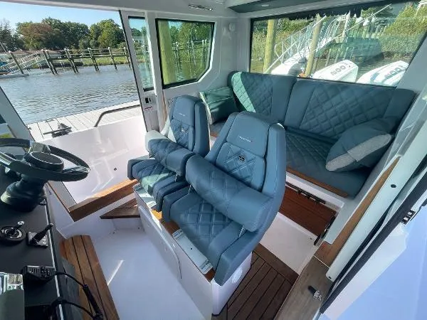 Slide: The Image of Axopar 28 CABIN 2024 - 38