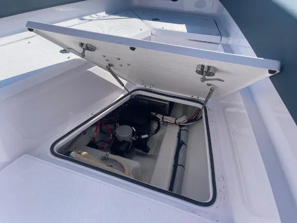 Slide: The Image of Axopar 28 CABIN 2024 - 40