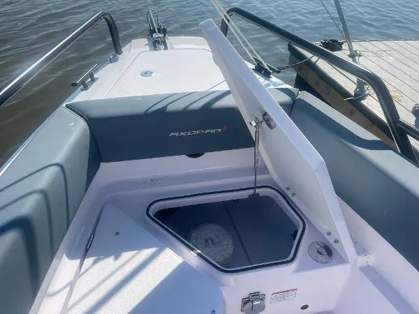 Slide: The Image of Axopar 28 CABIN 2024 - 44