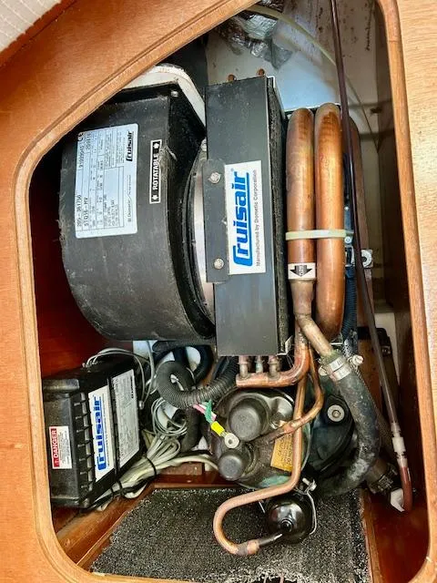 Slide: The Image of Cruisair system inside 2007 Beneteau 373 sailboat, showcasing mechanical components. - 20