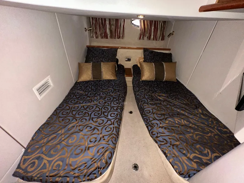 Slide: The Image of Twin beds in the 2001 Sunseeker Camargue 44 yacht cabin, featuring elegant bedding. - 38