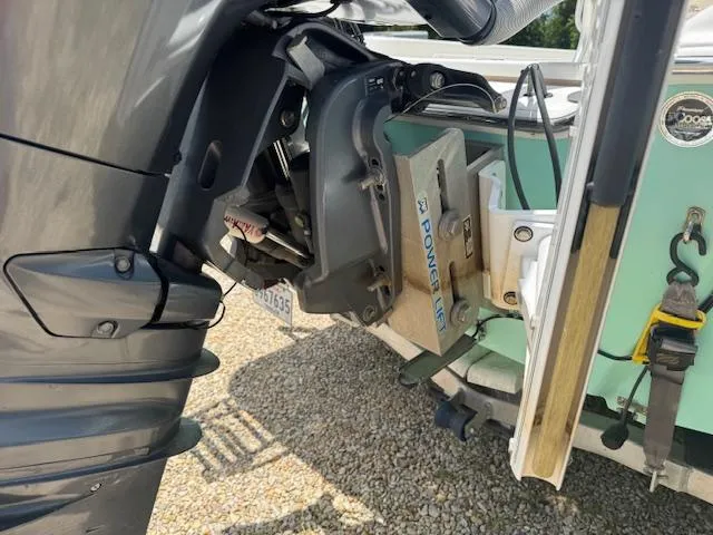 Slide: The Image of 2016 Blue Wave 2200 PureBay boat engine and transom detail. - 7