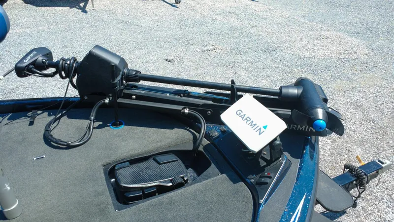 Slide: The Image of 2021 Skeeter ZX200 boat with Garmin trolling motor and navigation system on deck. - 9