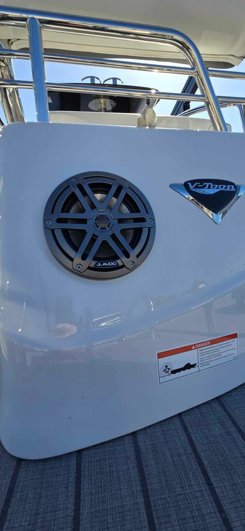 Slide: The Image of 2025 Manitou 25 LX SRW boat with JL Audio speaker and V-Toon logo. - 23