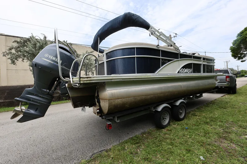 Slide: The Image of 2019 Bennington SX 22 SSXP pontoon boat on trailer, featuring Yamaha outboard motor. - 4