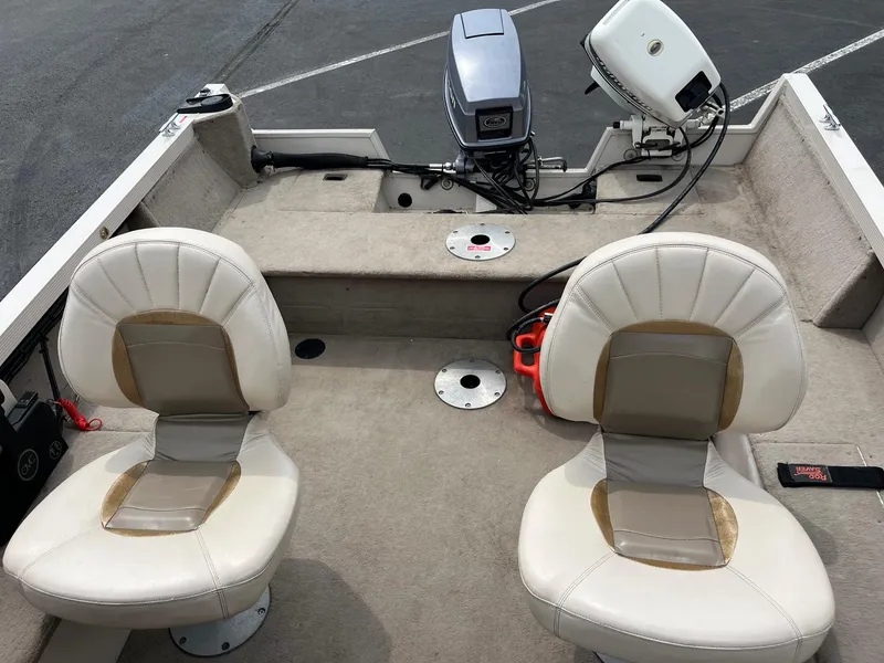 Slide: The Image of 2001 Crestliner 1750 Fish Hawk SC boat interior with two seats and motor. - 8