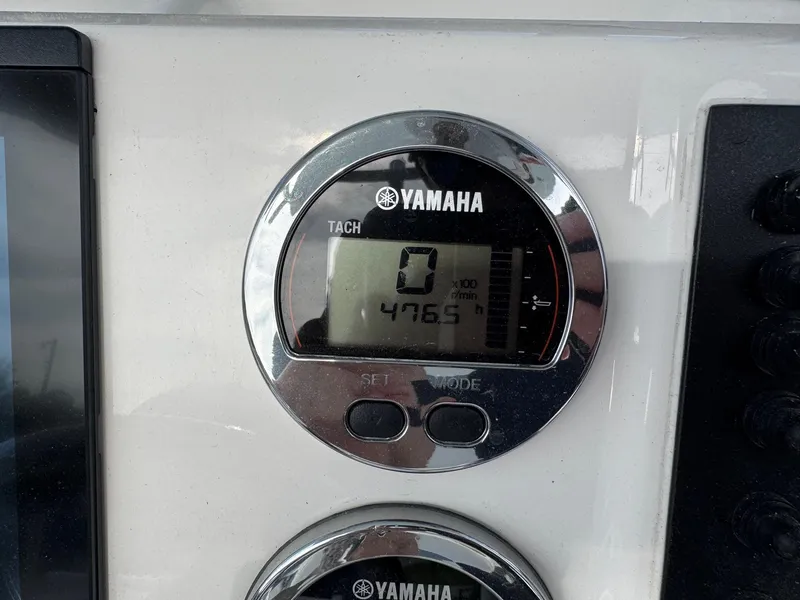 Slide: The Image of Yamaha tachometer on 2020 Robalo R222 Center Console, displaying 476.5 hours. - 11