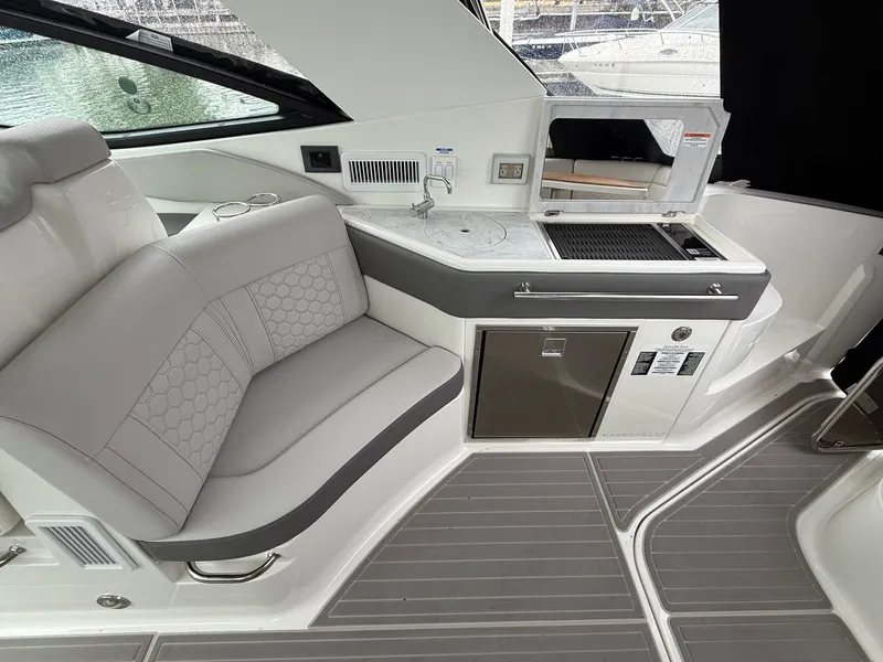 Slide: The Image of Sea Ray Sundancer 320 Outboard 2026 - 12