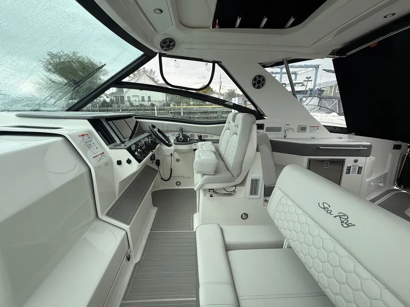 Slide: The Image of Sea Ray Sundancer 320 Outboard 2026 - 14