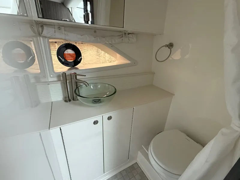 Slide: The Image of Sea Ray Sundancer 320 Outboard 2026 - 17