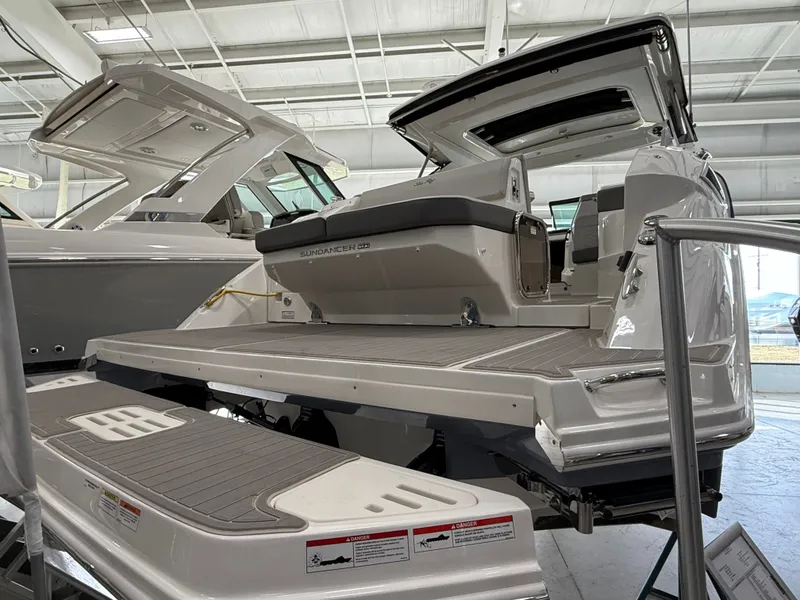 Slide: The Image of Sea Ray Sundancer 320 2026 - 82