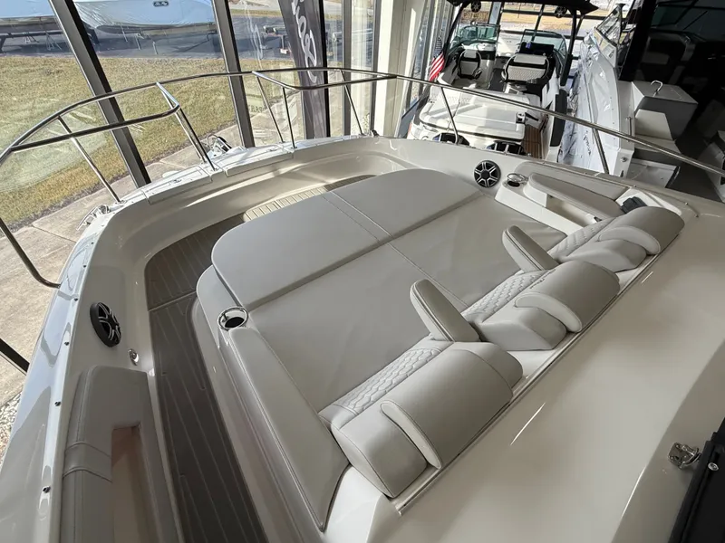 Slide: The Image of Sea Ray Sundancer 320 2026 - 88