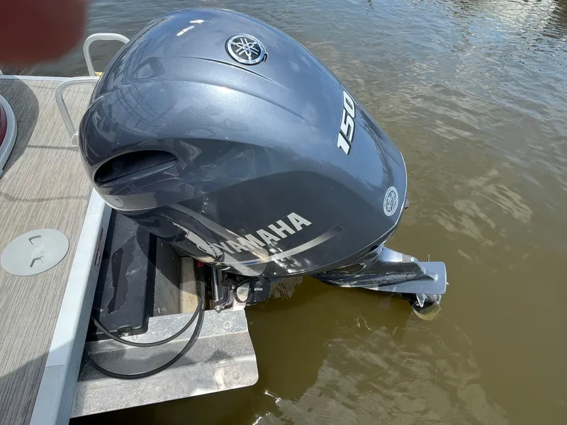 Slide: The Image of Yamaha 150 outboard motor on 2022 Bennington 22SSRCX pontoon boat, docked on water. - 21