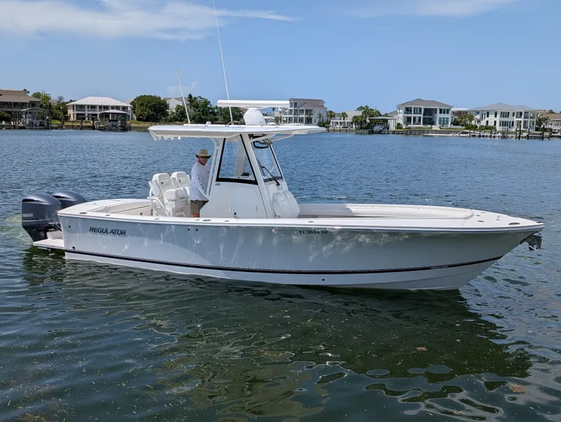 Slide: The Image of REGULATOR 28 - IN WATER - STARBOARD SIDE - 10