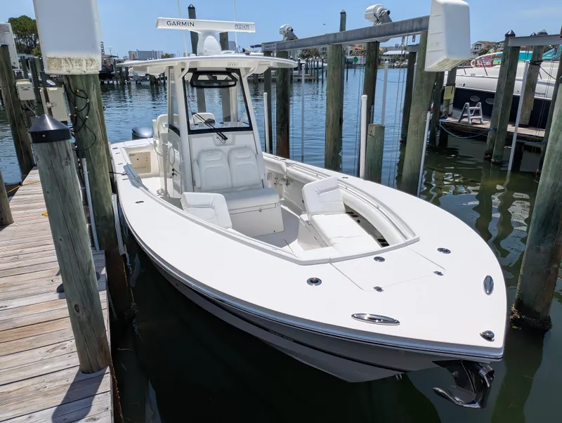 Slide: The Image of REGULATOR 28 - STARBOARD SIDE BOW - 12