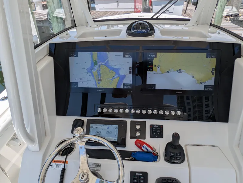 Slide: The Image of REGULATOR 28 DASH - GARMINS, YAMAHA CL7, JOYSTICK, HELM MASTER - 14