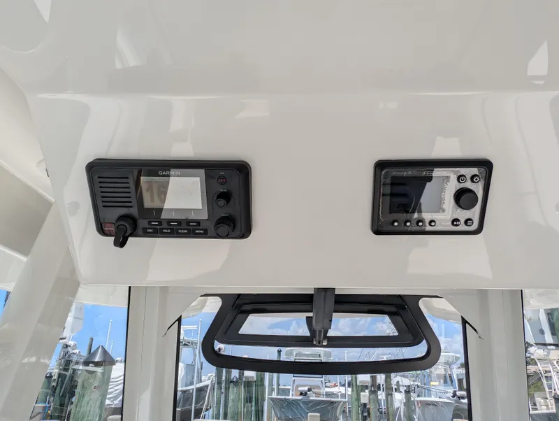 Slide: The Image of REGULATOR 28 - GARMIN VHF & POLK AUDIO - 15