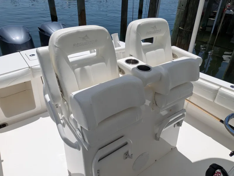 Slide: The Image of REGULATOR 28 LEANING POST - 18