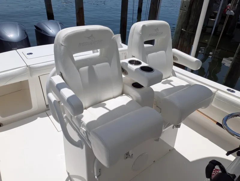 Slide: The Image of REGULATOR 28 LEANING POST - BOLSTER SEATING WITH ARMREST - 19