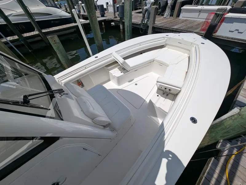 Slide: The Image of REGULATOR 28 BOW VIEW - 22