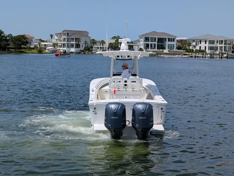 Slide: The Image of REGULATOR 28 - STERN - YAMAHA 300'S - 8